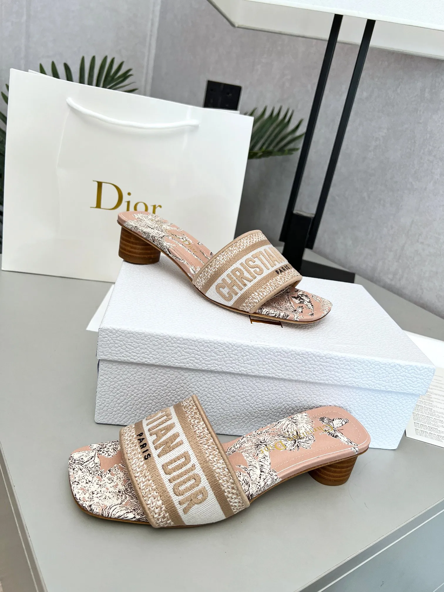 👟👟Ex-factory price 360👟👟 Genuine leather sole + 30 Dior’s latest hot model, a ﾉ☀ spring new product, this mid-heeled silk forged surface + 3D electric show shoe embodies the modern design concept. How to match it to look good. Comfortable on the foot. Code number 35-40 (41/42 customized)